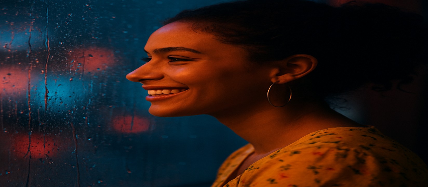 viptak এর উদ্ভাসিত গেমিং প্ল্যাটফর্ম প্রেক্ষাপটে আর্কেড মেশিনের পাশে হাস্যোজ্জ্বল এক তরুণী